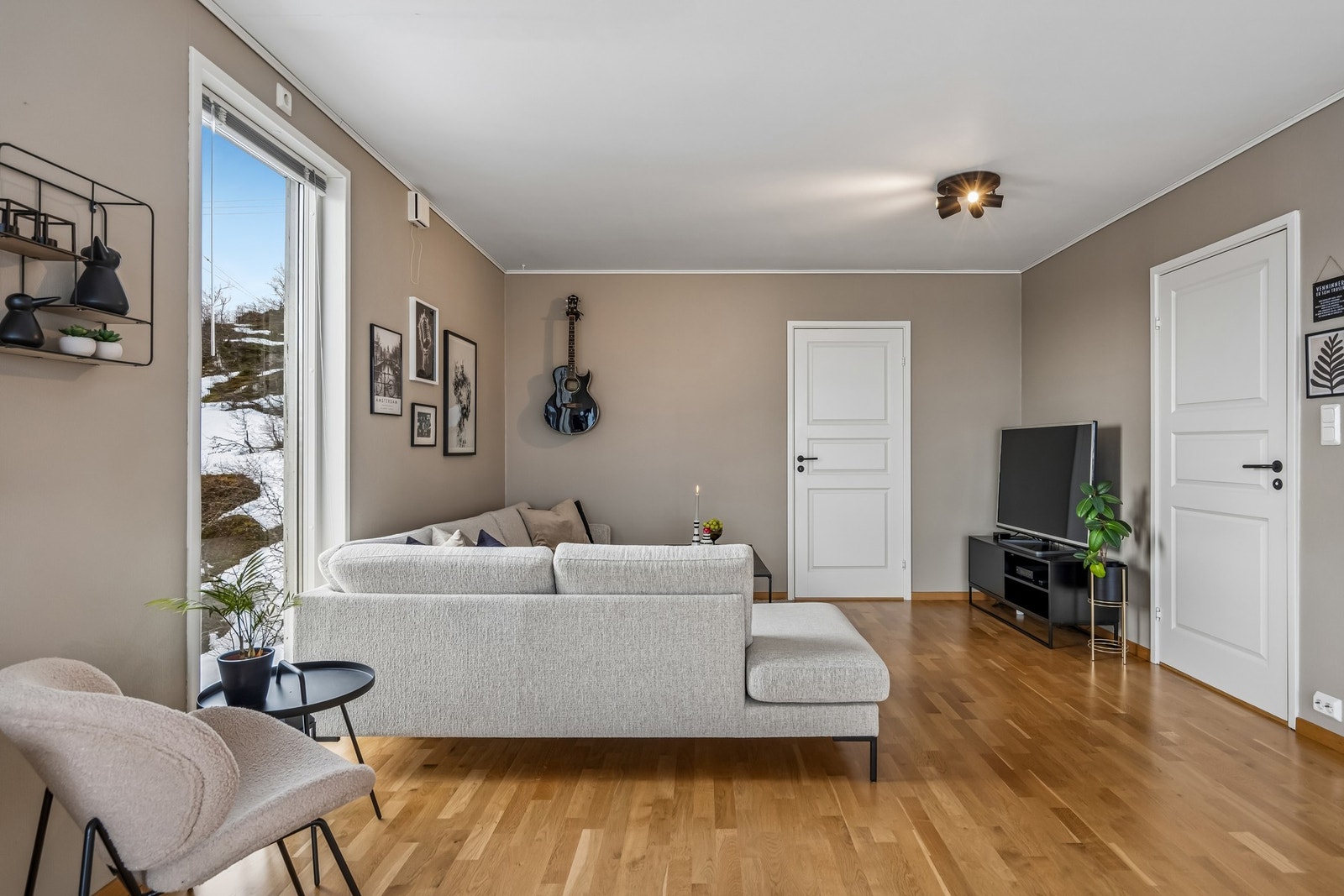 Romslig stue med god plass til forskjellig møblement. Galleribilde