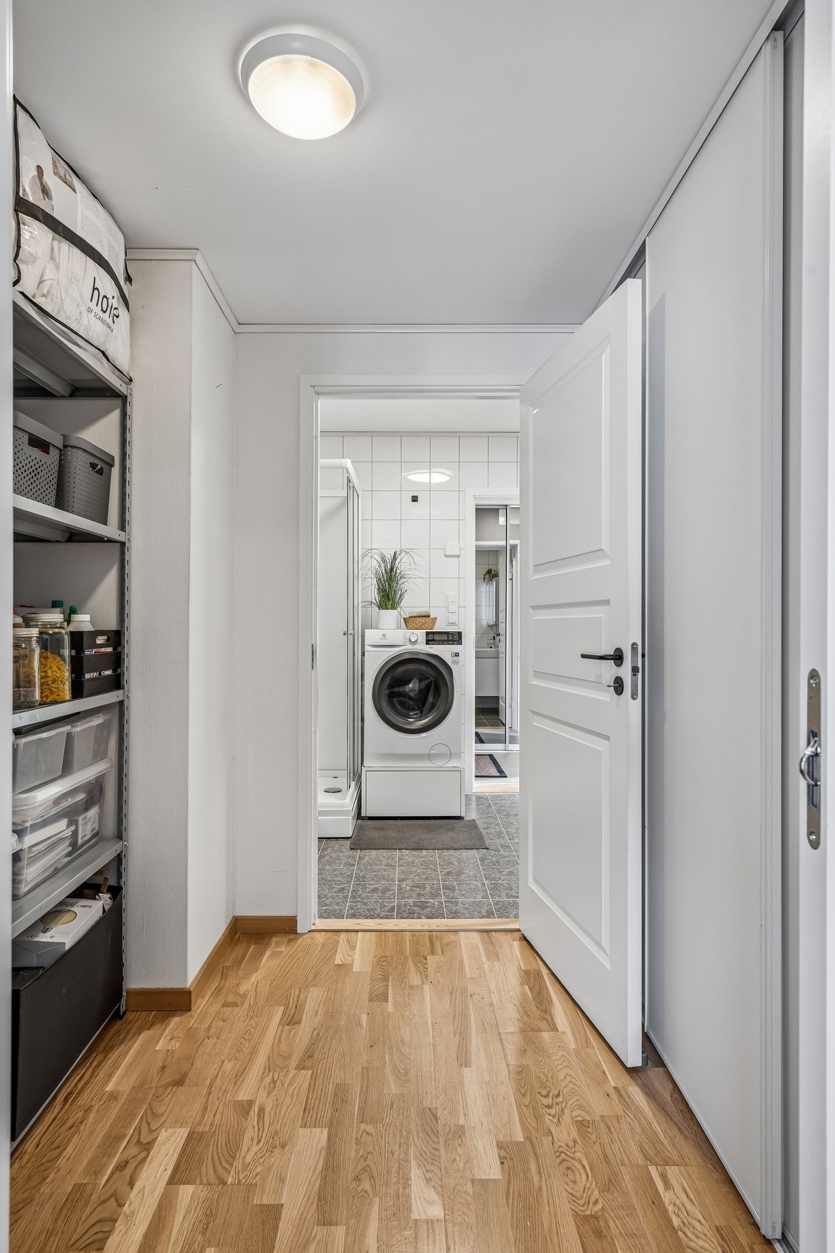 Bod/walk in mellom bad og soverom, skyvedørsgarderobe og hyller for lagring. Galleribilde