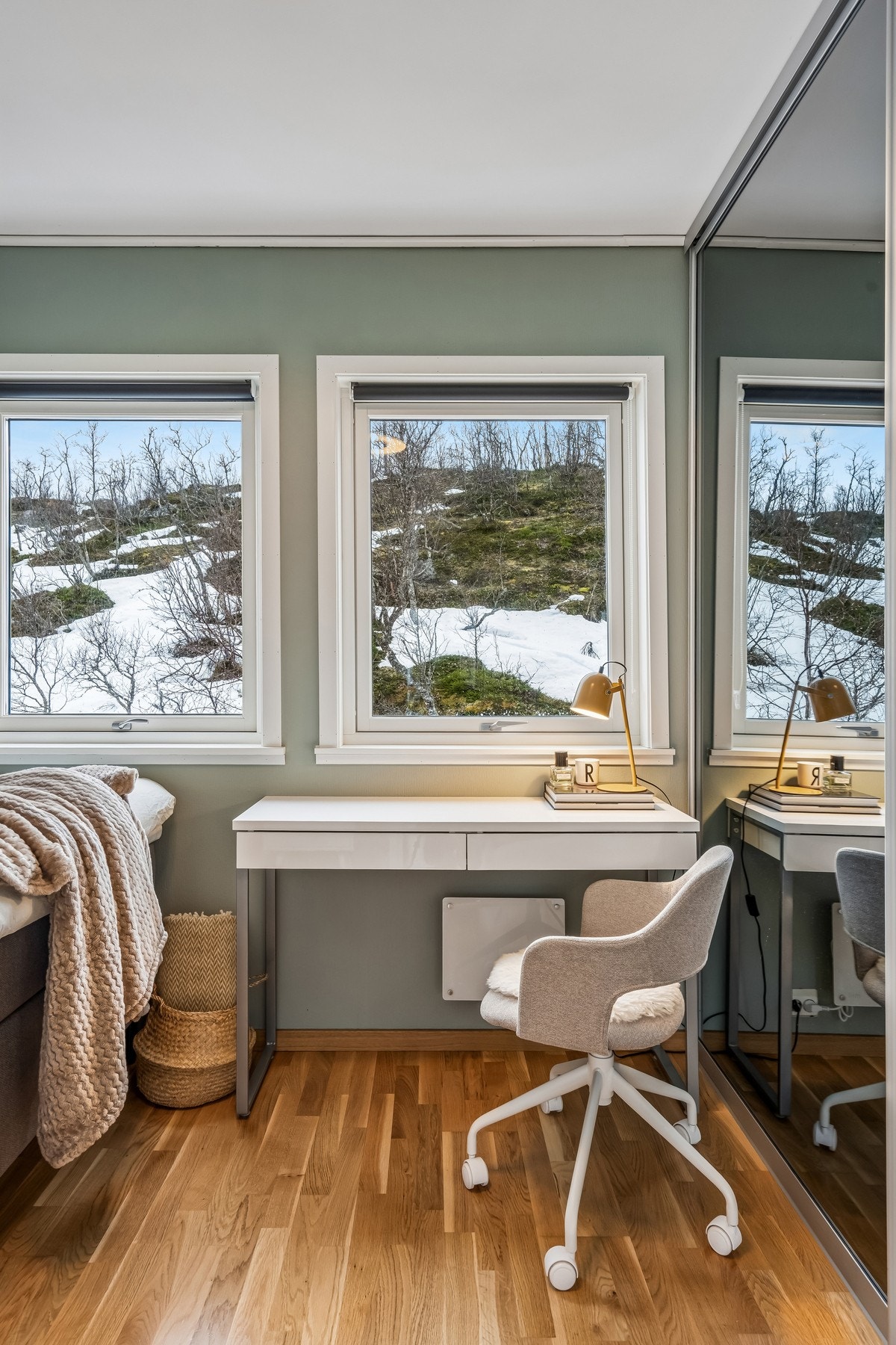 Stor skyvedørsgarderobe, og god plass til blant annet skrivebord! Galleribilde