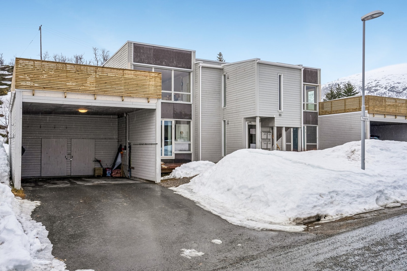 Stor balkong og parkering i carport med tilhørende bod. Galleribilde