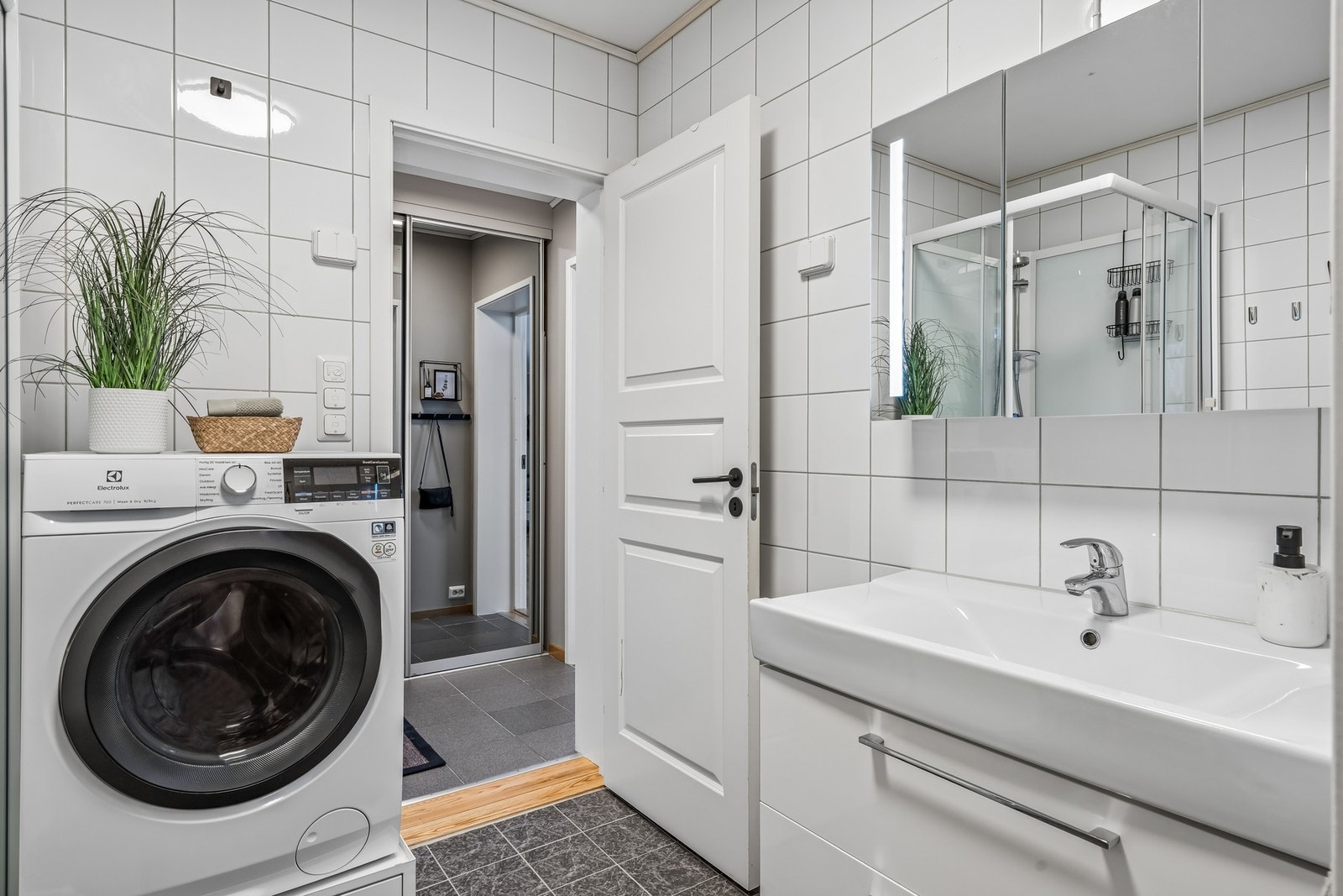 Bad med lyst interiør og elektrisk gulvvarme. Galleribilde