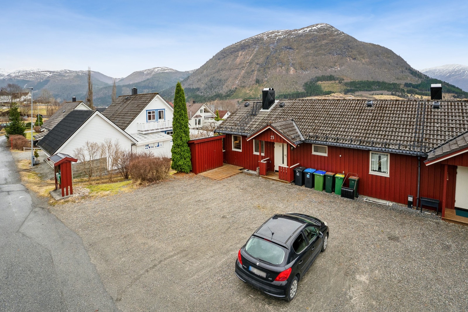 - Det er felles biloppstillingsplass for sameiet, sameiet består av 4 seksjoner - Galleribilde