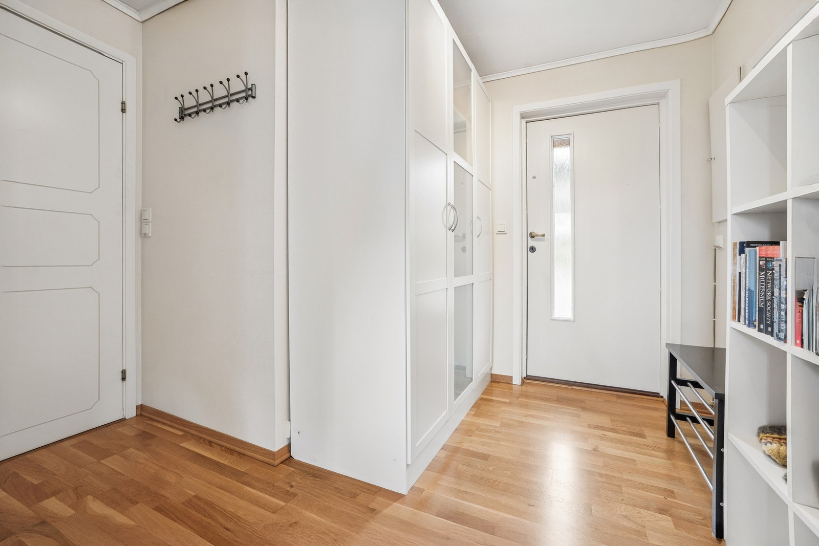 - Garderobeskap som passer godt inn i gangen, med god plass til oppbevaring - Galleribilde