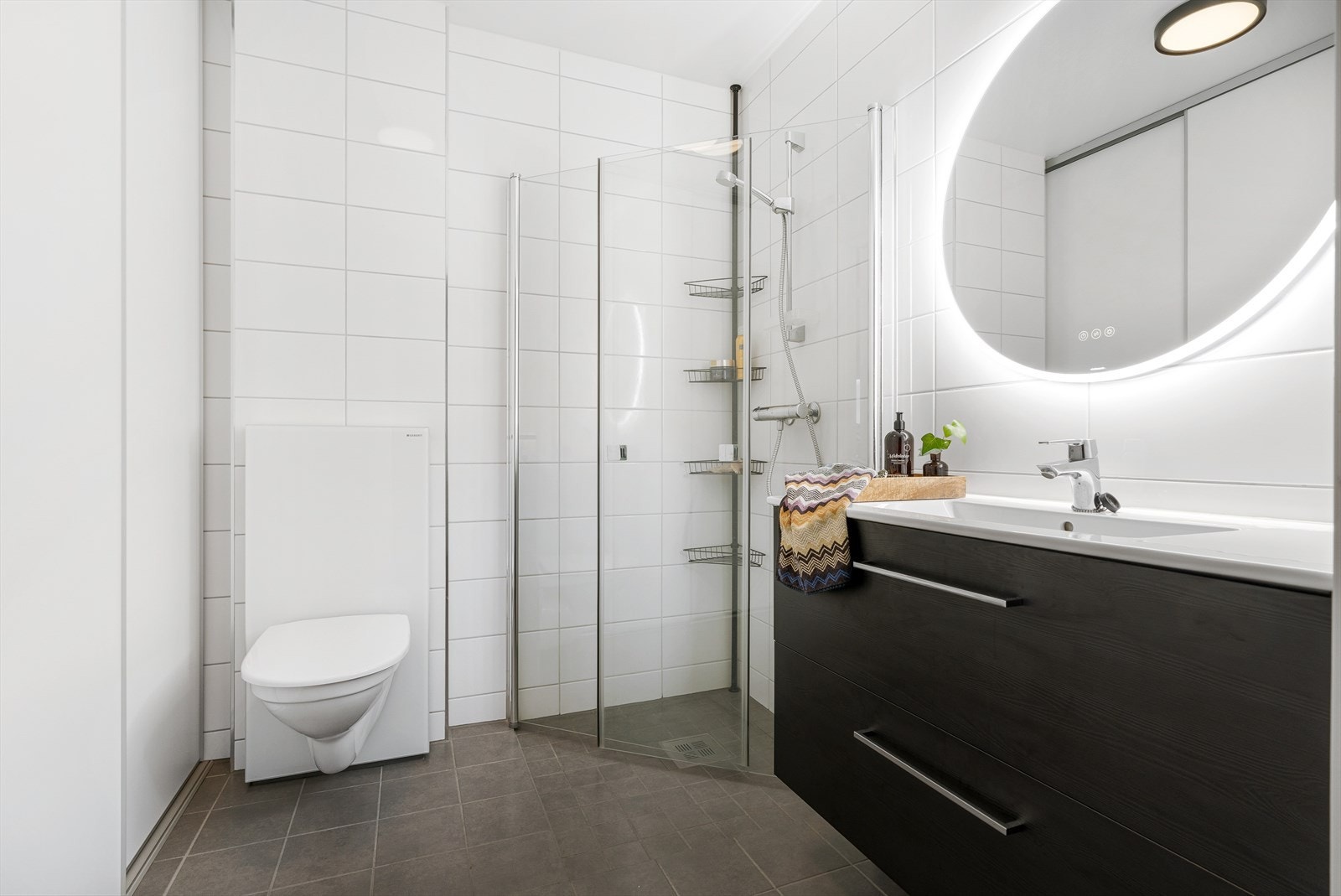 Flott bad på 6 kvm. Her er det også gjort oppgraderinger som nytt speil, baderomsinnredning og hvit farge på sisternen. Galleribilde