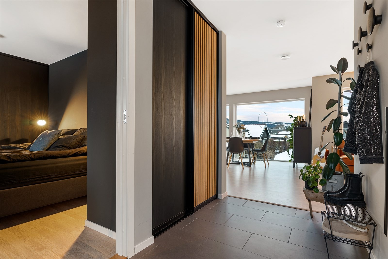 Flislagt entré med varme under flisa. Her er det satt inn garderobe fra JKE for oppheng av yttertøy og sko. Galleribilde