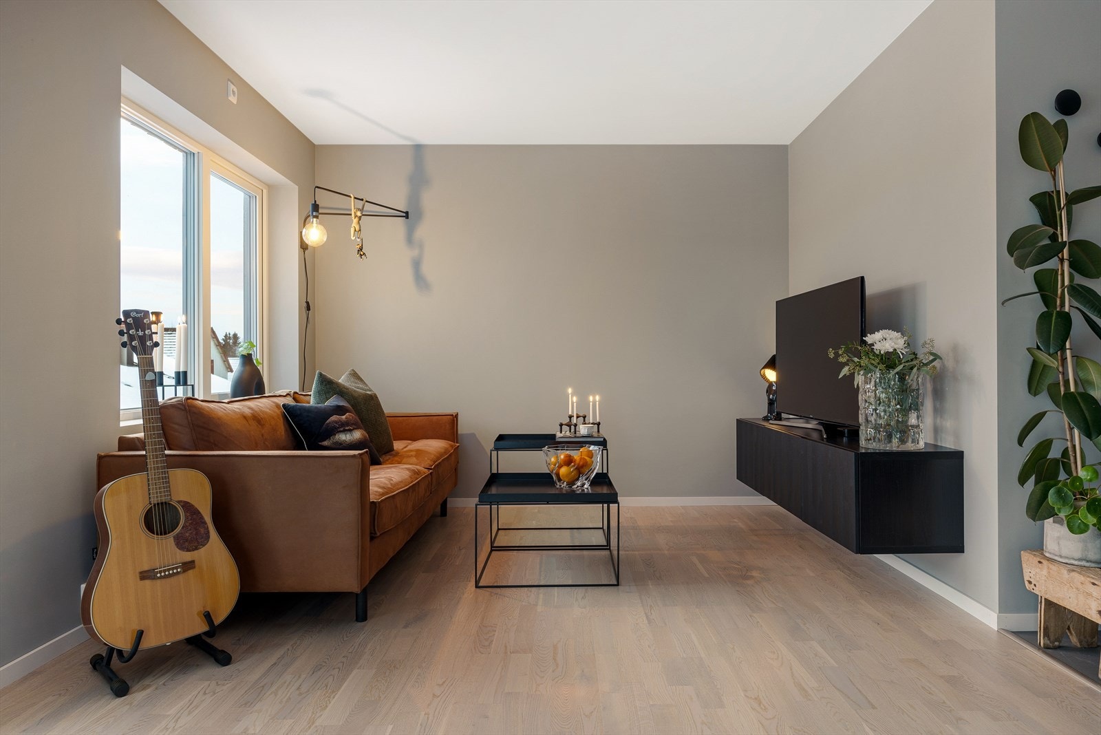 Tv-benken er fastmontert i veggen og medfølger i handelen. Galleribilde