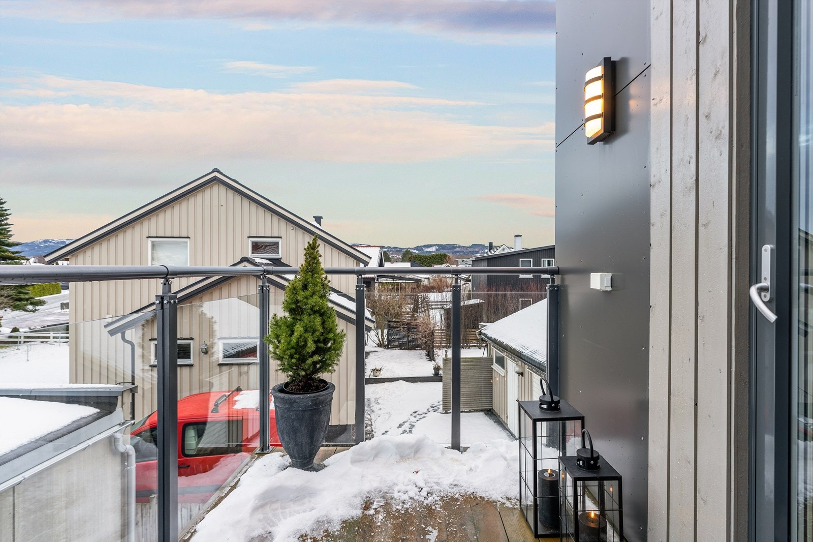 Balkongen vender mot Sør og har sol fra tidlig morgen til tidlig ettermiddag. Da kan man trekke opp på takterrassen for å nyte kveldssolen. Galleribilde