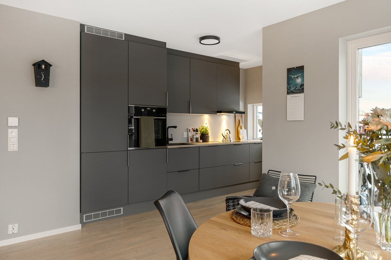 Lekkert og tidsriktig kjøkken fra JKE med flere tilvalg fra standardleveransen. bla. fronter og håndtak, oppgradert vask og blandebatteri, skuffer istedenfor skap i nederste rekke, søppelhåndtering under vask. Galleribilde