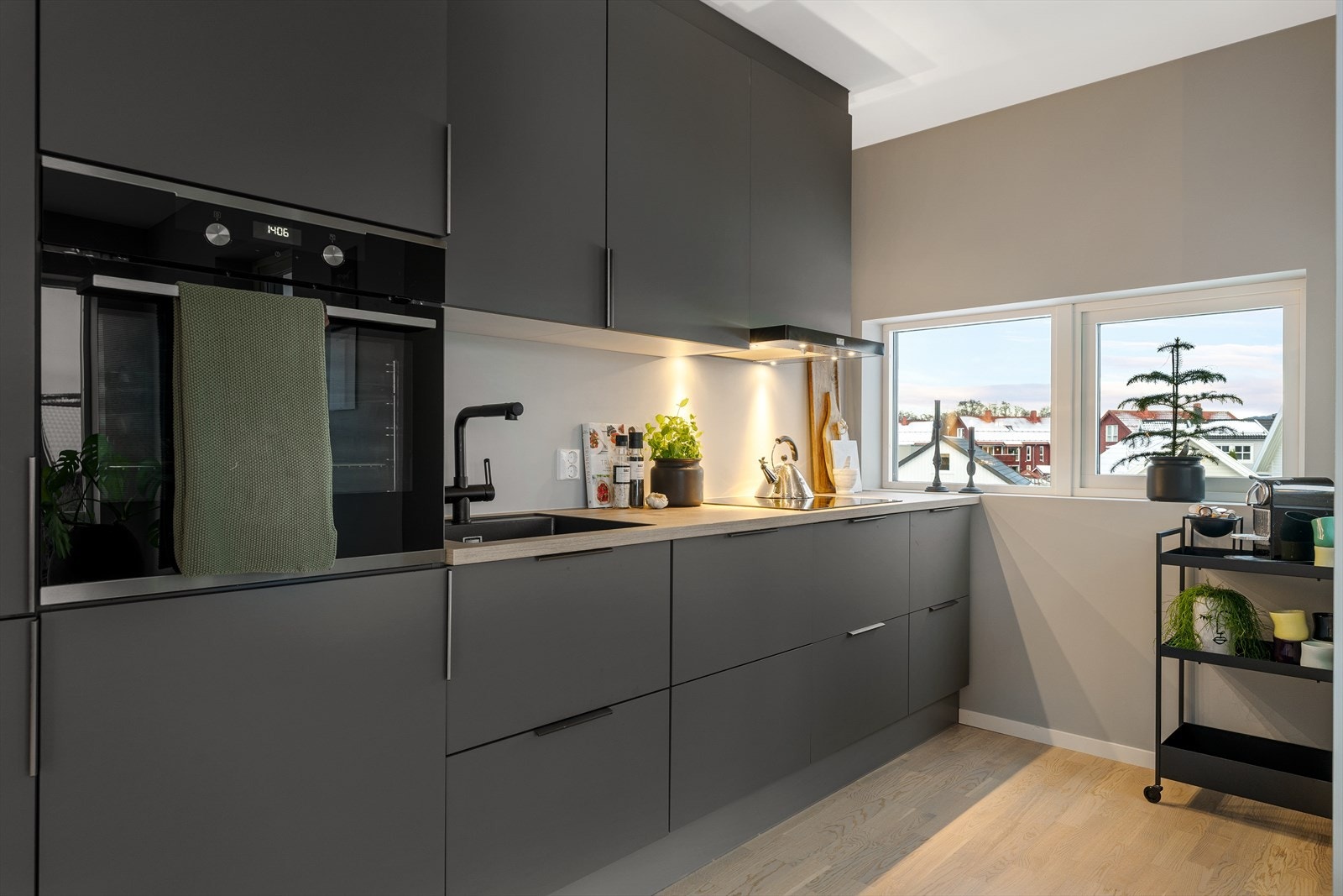 Kjøkkenet har integrerte hvitevarer fra Electrolux. Galleribilde