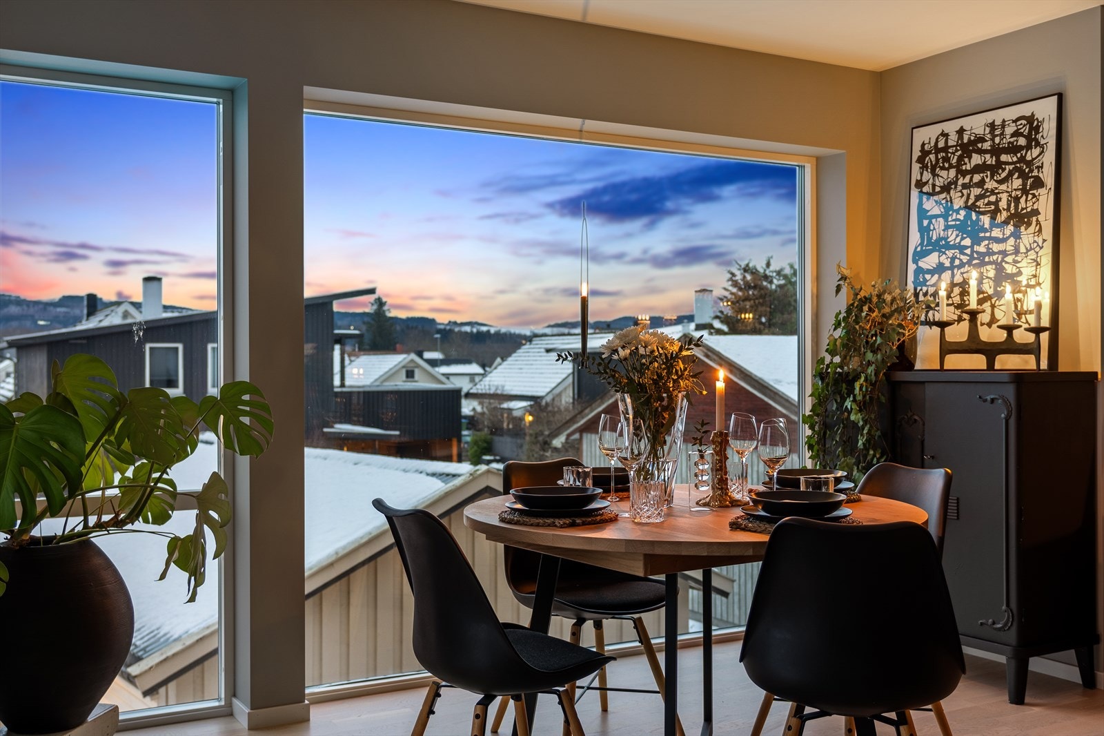 Lekker leilighet fra 2021 med bla. vannbåren varme, balansert ventilasjon, privat balkong, felles taklterrasse, carport og utvendig sportsbord. Galleribilde