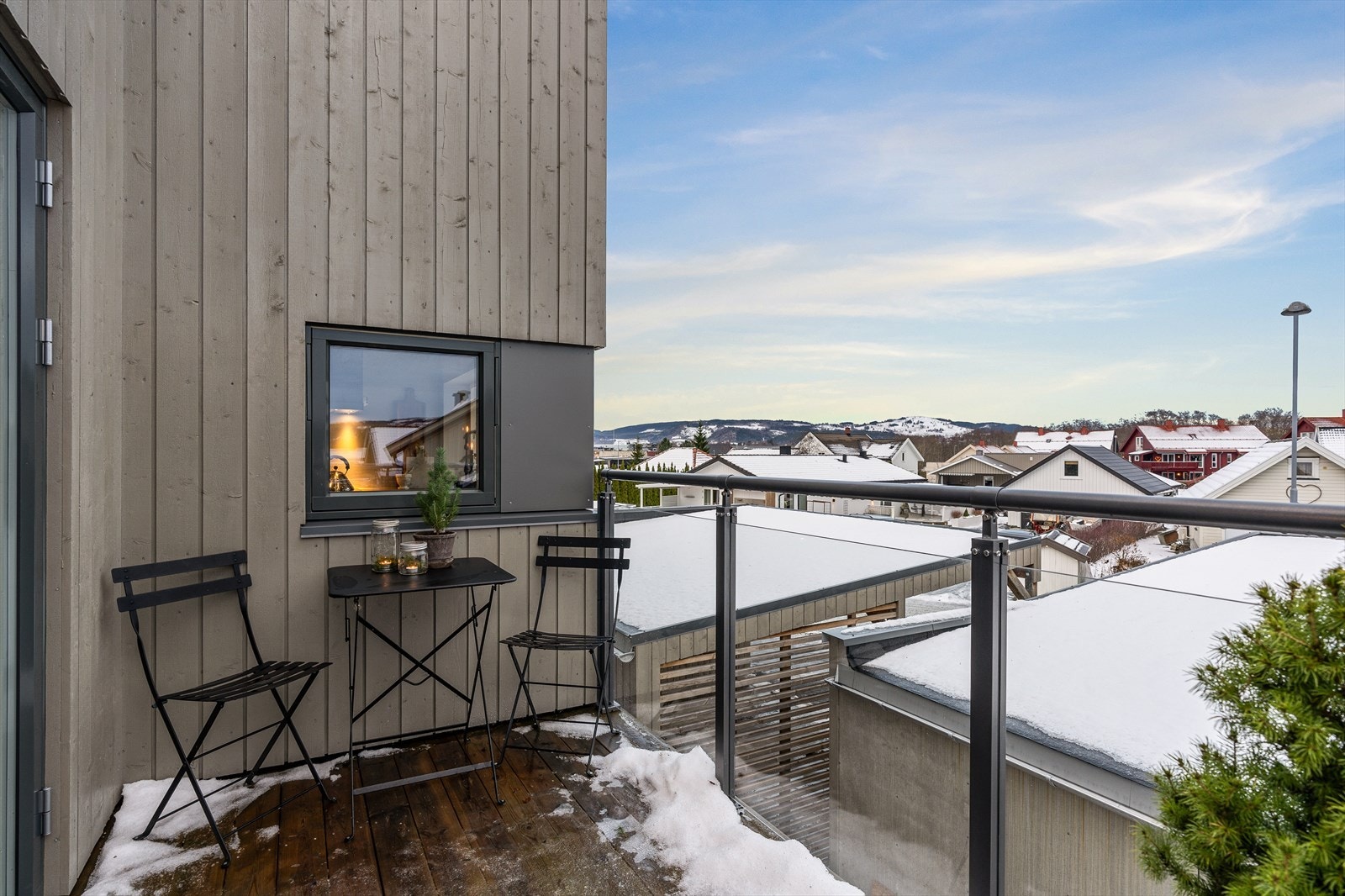Privat balkong på 5 kvm med utgang ved spisestuen. Galleribilde