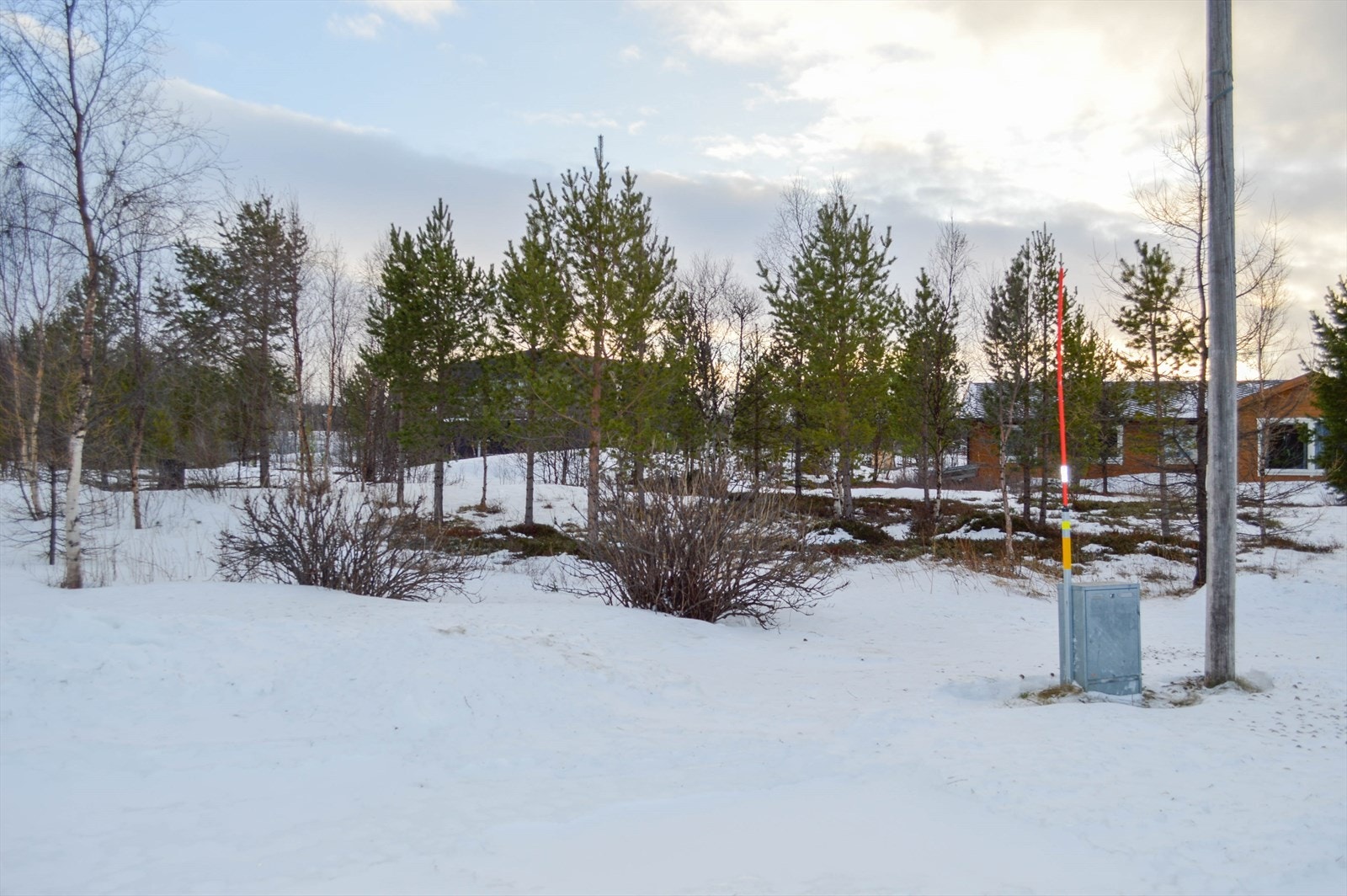 Flott beliggenhet i naturskjønne omgivelser, med nærhet til skog og rolige omgivelser. Perfekt for friluftsentusiaster og naturelskere. Galleribilde