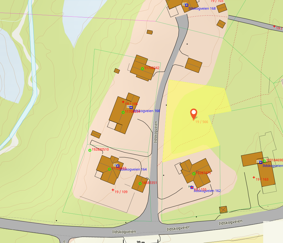 Eiendommen ligger i et rolig område ved Ildskogsveien, med nærhet til naturskjønne omgivelser og gode solforhold. Galleribilde