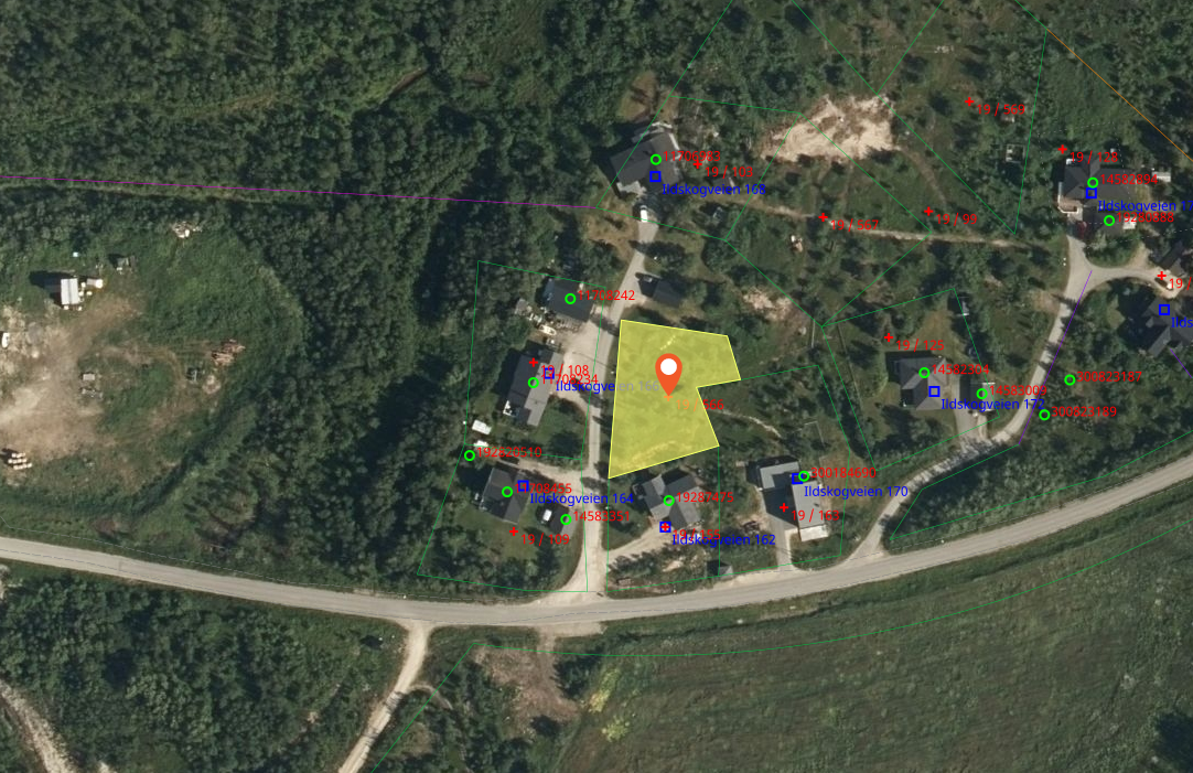 Sjarmerende beliggenhet i naturskjønne omgivelser med gode solforhold. Nærhet til skog og turmuligheter. Rolig nabolag. Galleribilde