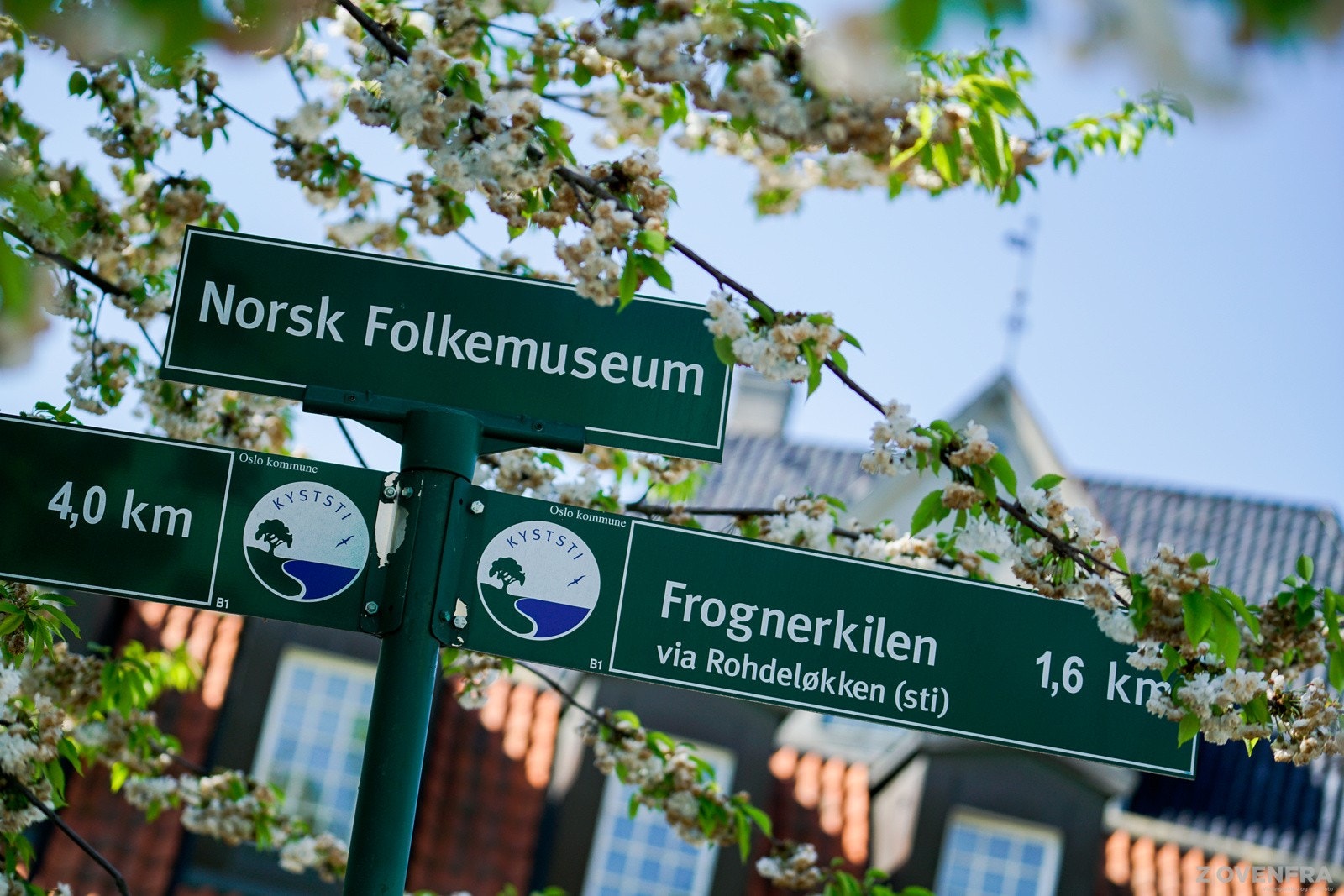 Rett over veien fra eiendommen ligger Norsk Folkemuseum og busstopp med forbindelse ut og inn av sentrum. Galleribilde