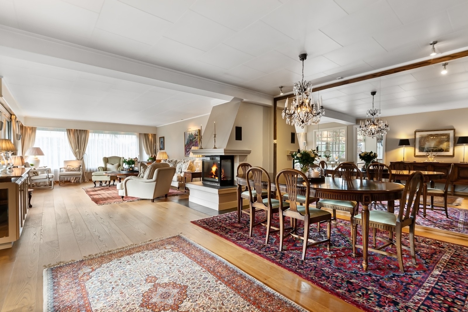 Langveggen i spisestuen er kledd med speil fra gulv til tak - stilig og forstørrende. Galleribilde