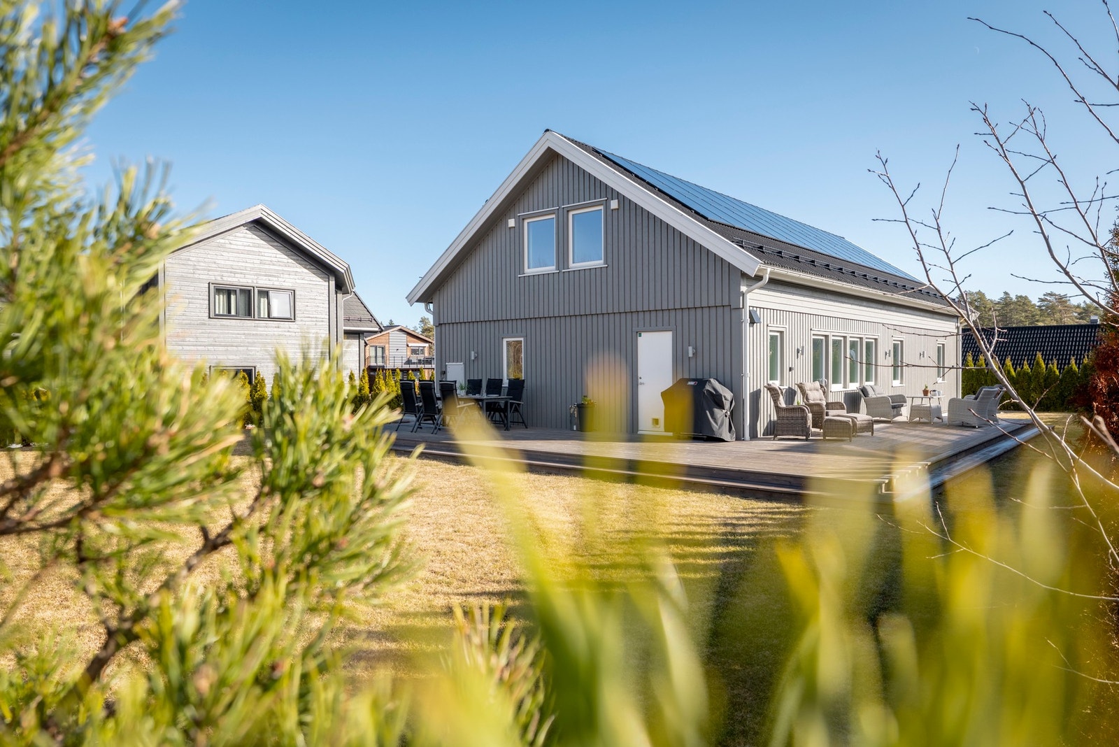 Sol og ro!
Godt skjermet uteplass med Glitrende solforhold mot vest. Skogens ro gir også tilfredstillelse. Kanskje man til og med kan se rådyrene traske forbi. Galleribilde