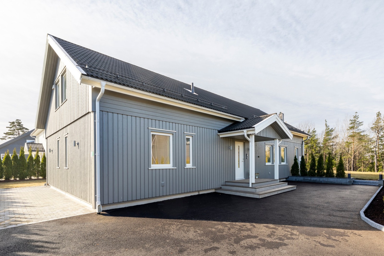 Tomten er på nesten 1 mål, og det gir godt med plass rundt huset. Her kan man enkelt kjøre til døra hvis det skulle være ønskelig. Galleribilde