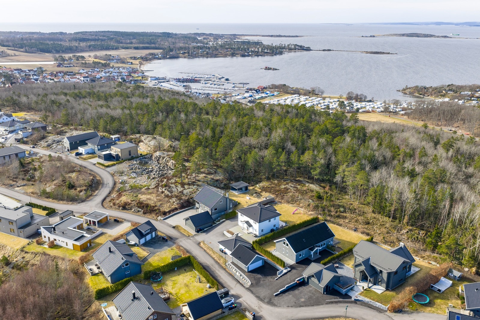 Fra eiendommen er det kort vei ned til Helgeroa Marina hvor bading, båtliv og bryggekos står på menyen om sommeren. Galleribilde