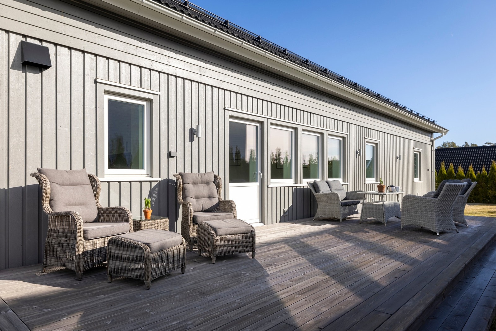 Deilig solvegg med stor og godt skjermet terrasse. Galleribilde