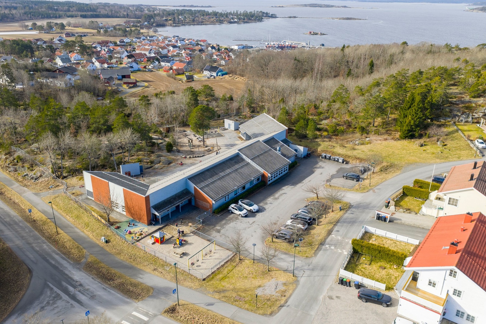 Torpeløkka Barnehage ligger ved starten av boligfeltet, en kort gåtur unna eiendommen. Galleribilde