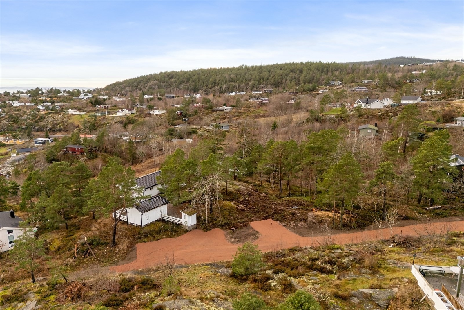 Det er opparbeidet vann, avløp og adkomstvei frem til tomten. Galleribilde