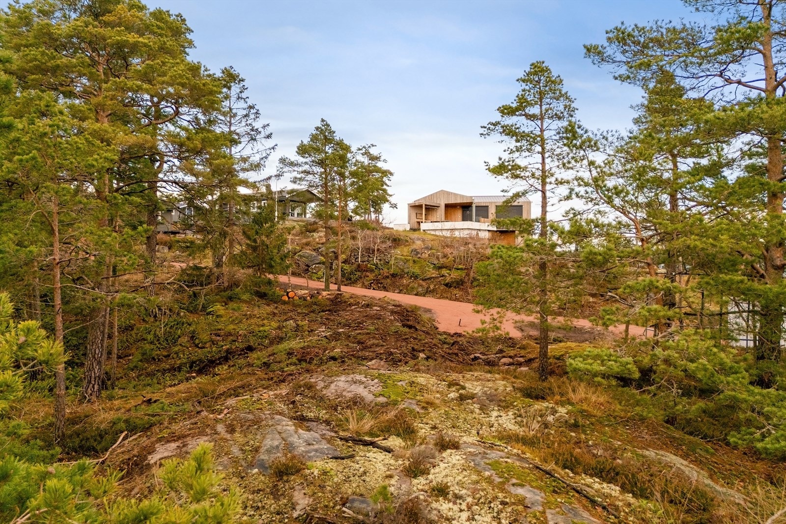 Tomten har et naturlig og stedstypisk preg med svakt kupert terreng, fjell i dagen og variert vegetasjon bestående av furu og lavere skog. Galleribilde