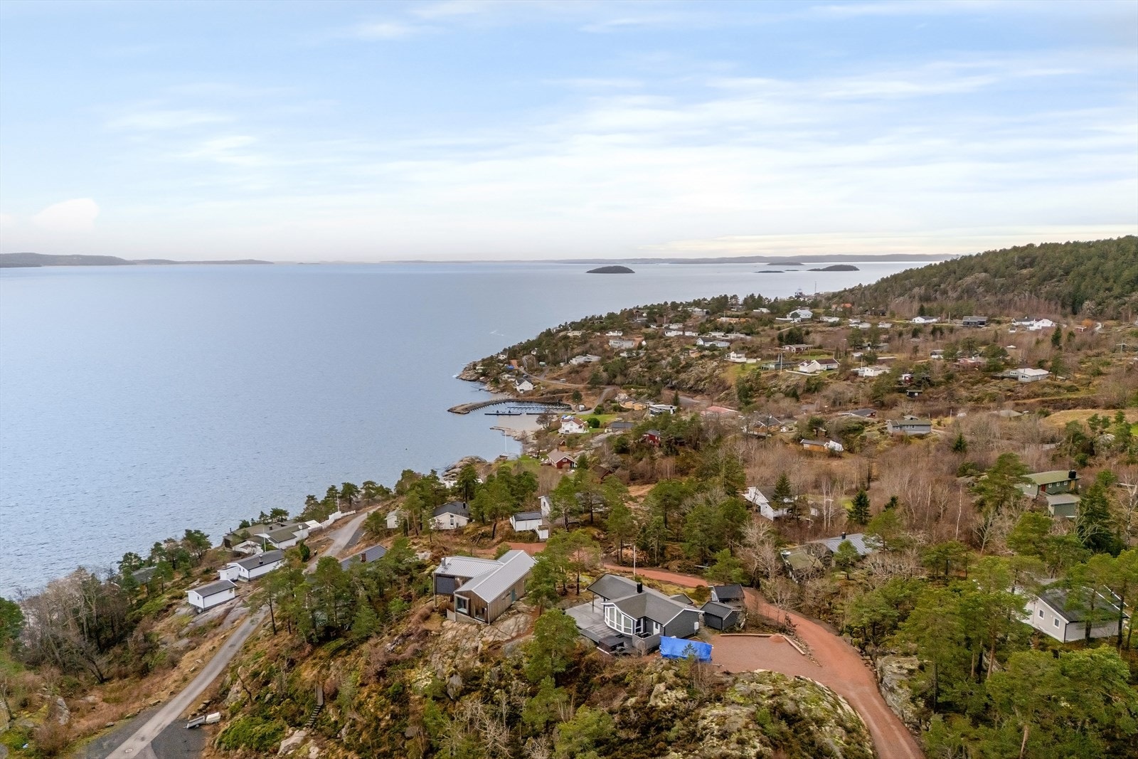 Det er ca. 60 minutter kjøring til Oslo, 40 minutter til Asker sentrum og 45 minutter til Drammen. Galleribilde