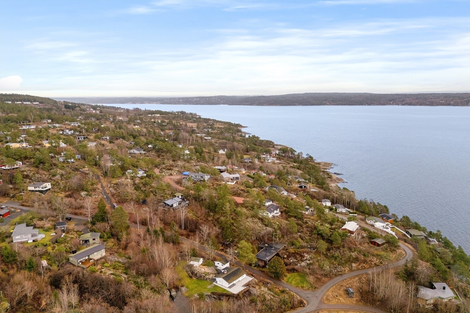 Fra eiendommen er det kort gangavstand til sjøen, hvor området byr på badeplass og moloanlegg. Galleribilde
