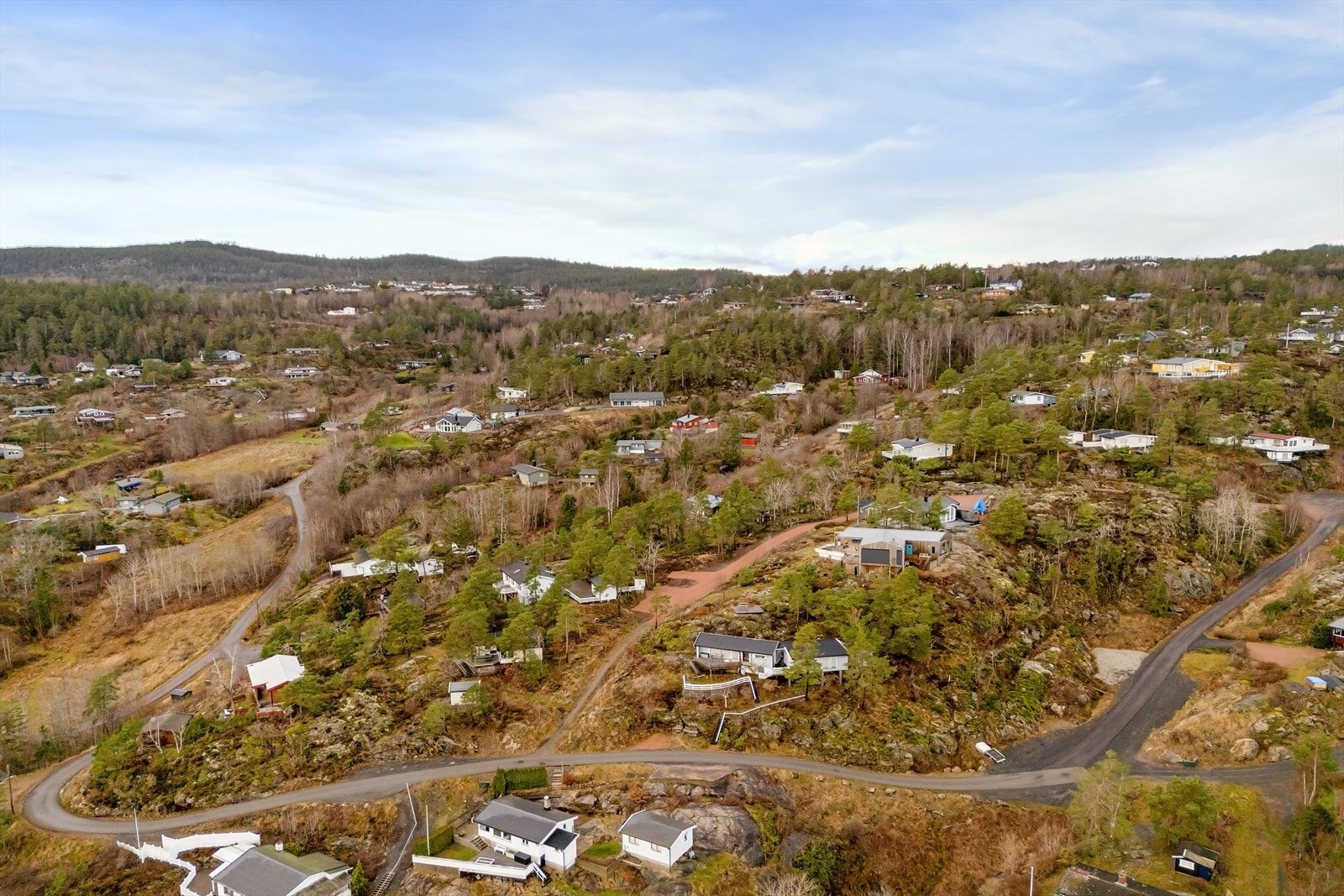 Tomten har et naturlig og stedstypisk preg med svakt kupert terreng, fjell i dagen og variert vegetasjon bestående av furu og lavere skog, noe som gir gode muligheter for skjermet plassering av fritidsbolig. Galleribilde