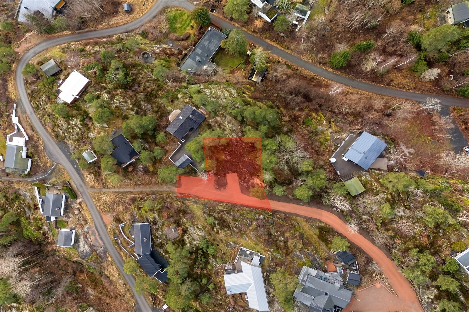 Skravert for å illustrere omtrentlige tomtegrenser. Se vedlagte kartutsnitt i salgsoppgave for eksakte tomtegrenser. Galleribilde