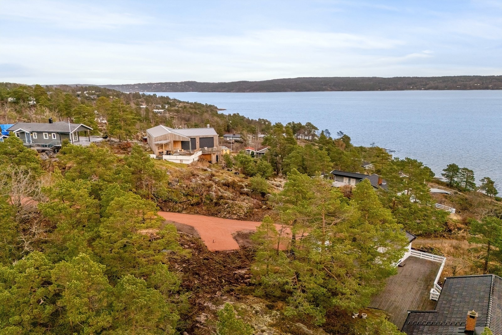 Området består hovedsakelig av fritidsbebyggelse i form av hytter av varierende størrelse og alder, med god avstand mellom eiendommene. Galleribilde