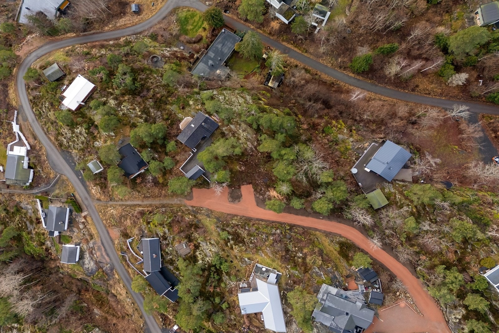 Bebyggelsen er tilpasset terrenget og naturen rundt, og området fremstår som rolig, grønt og lite tett utbygget. Galleribilde