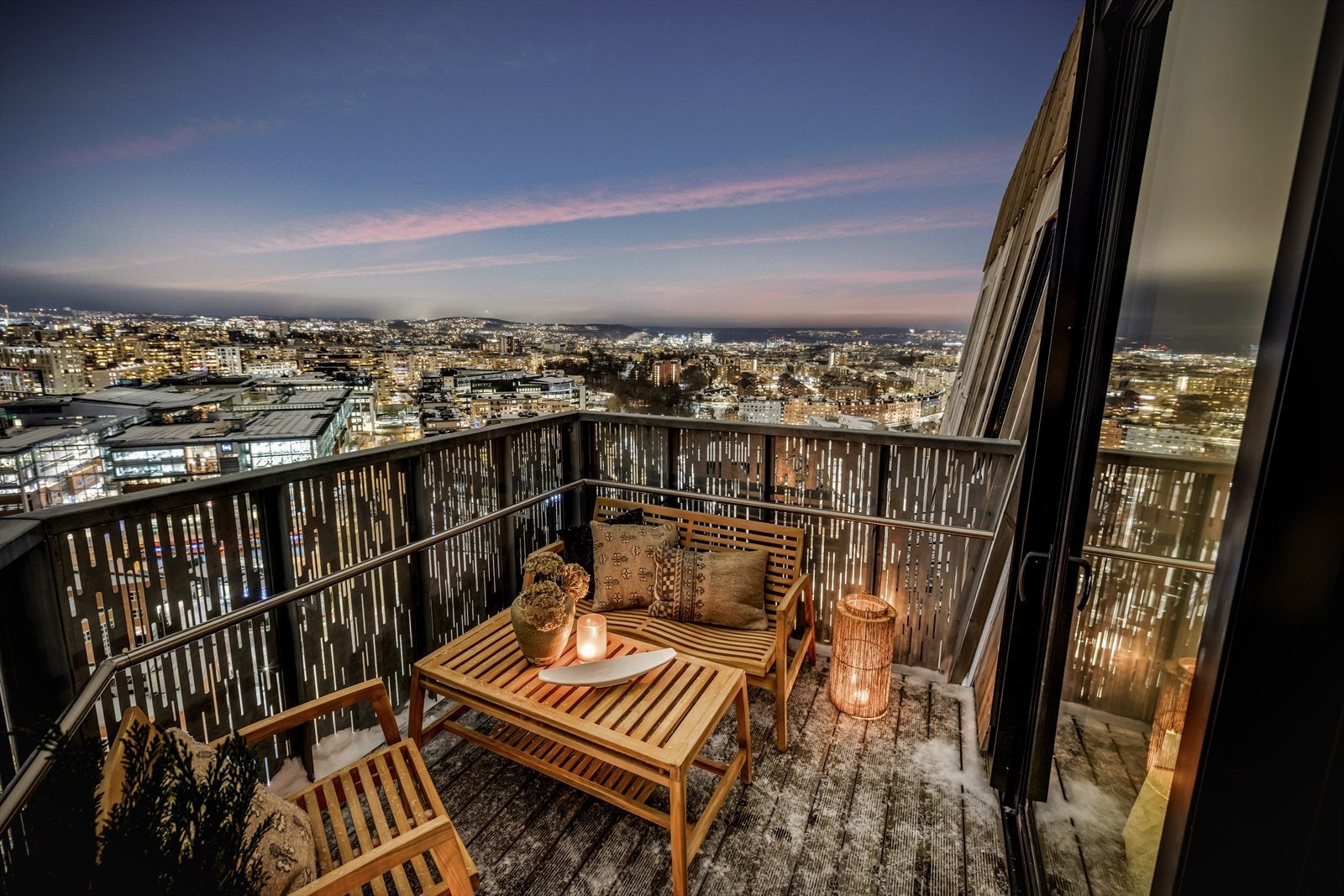 Med god plass til sittegruppe og hyggelig belysning blir dette et ideelt sted for rolige kvelder, enten du ønsker å nyte utsikten alene eller tilbringe tid med gode venner. Galleribilde