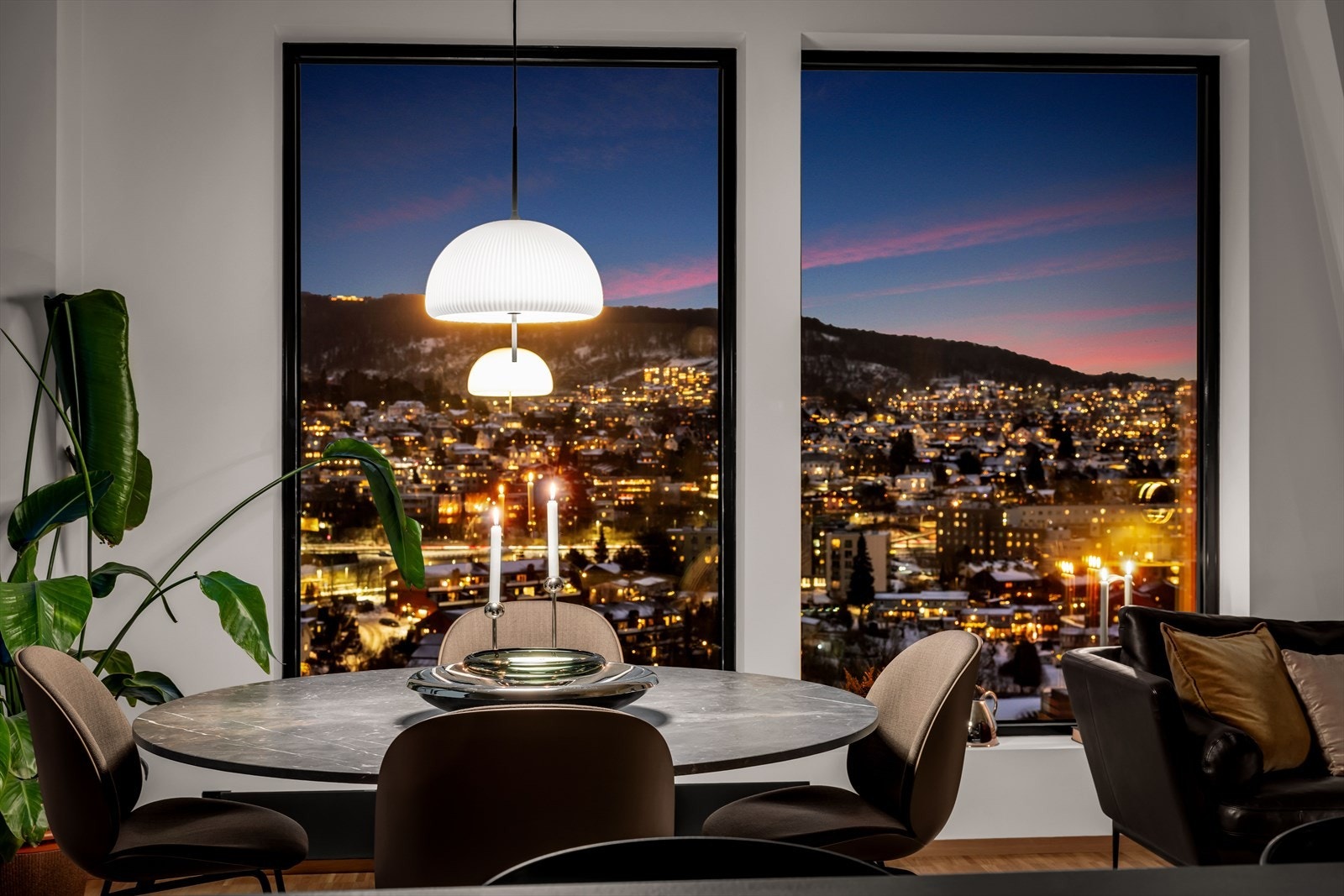 Den åpne løsningen og gode takhøyden forsterker romfølelsen og gir stuen et eksklusivt, men samtidig avslappet preg. Galleribilde