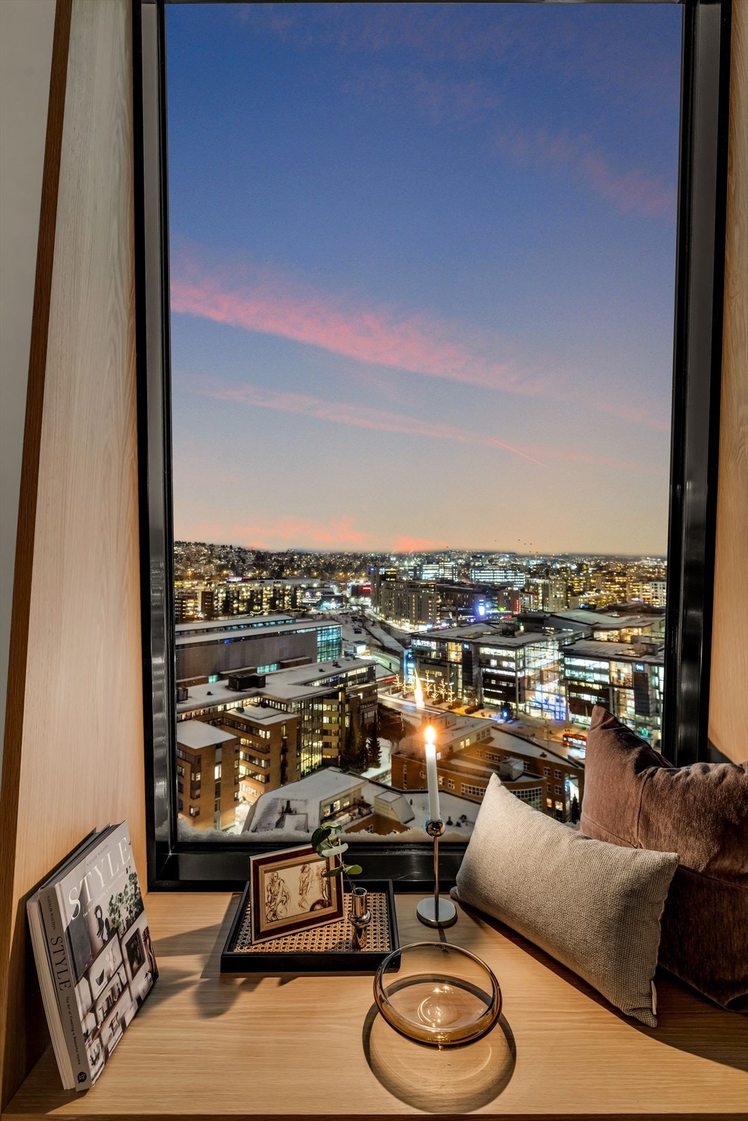 Sammen med rolige fargetoner og dempet belysning skapes en lun og behagelig stemning, som gjør rommet til et ideelt sted for avslapning og ro etter endt dag. Galleribilde