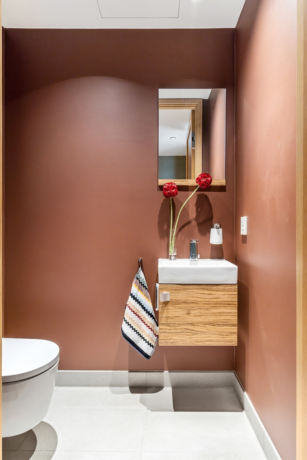 Praktisk toalettrom med downlights i himlingen, malte veggflater og flislagt gulv. Rommet er innredet med vegghengt klosett med Geberit spylesystem samt servant nedfelt i innredning. Galleribilde