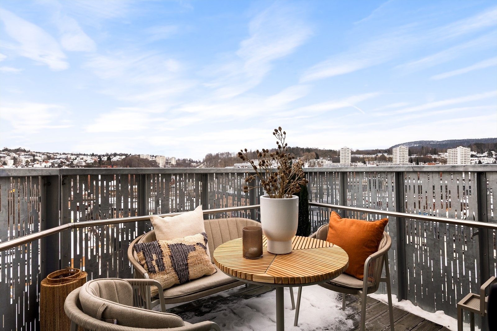 Herlig, sydvestvendt balkong på ca. 6 m² med storslått utsikt over byen og svært gode solforhold. Galleribilde
