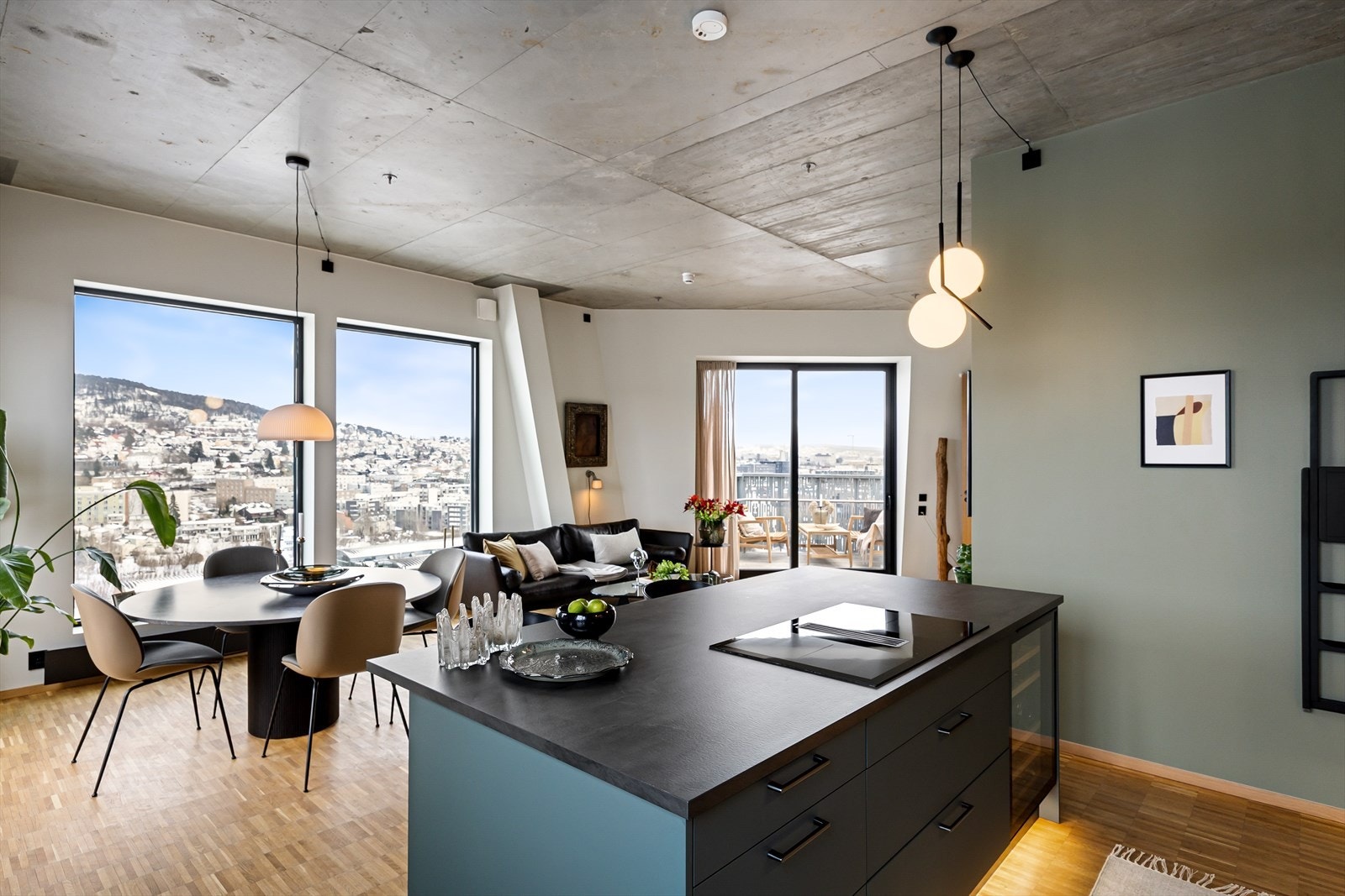 I kjøkkenøyen er det integrert vinskap, som gir praktisk og stilfull oppbevaring av favorittvinene dine. Galleribilde