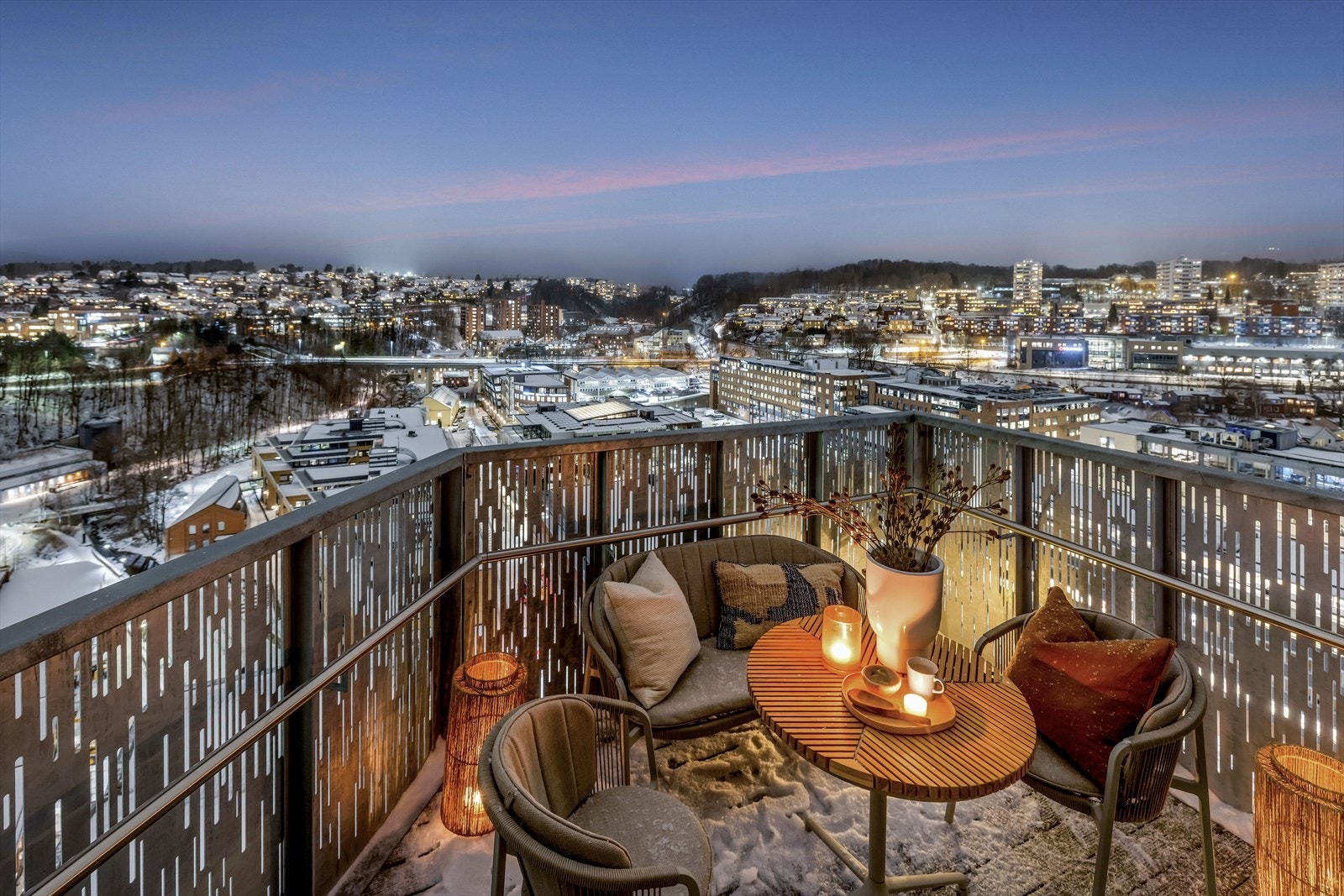 Balkongen byr på en helt spesiell kveldsstemning, hvor byens lys danner et stemningsfullt bakteppe. Galleribilde