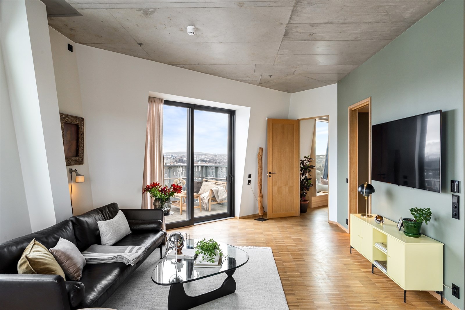 Bygget er et FutureBuilt-forbildeprosjekt og et av Norges første kombinasjonsbygg med naturlig klimatisering, noe som også muliggjør en takhøyde på hele 3 meter i leilighetene. Galleribilde