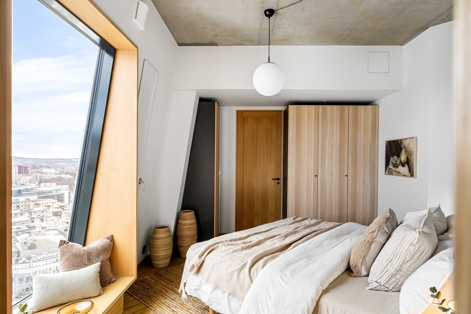 Soverommet fremstår som lyst og rolig, med store vindusflater som gir godt naturlig lys og flott utsikt. Rommet har god plass til dobbeltseng og øvrig møblement, og oppleves luftig med rene linjer og gjennomførte materialvalg. Galleribilde