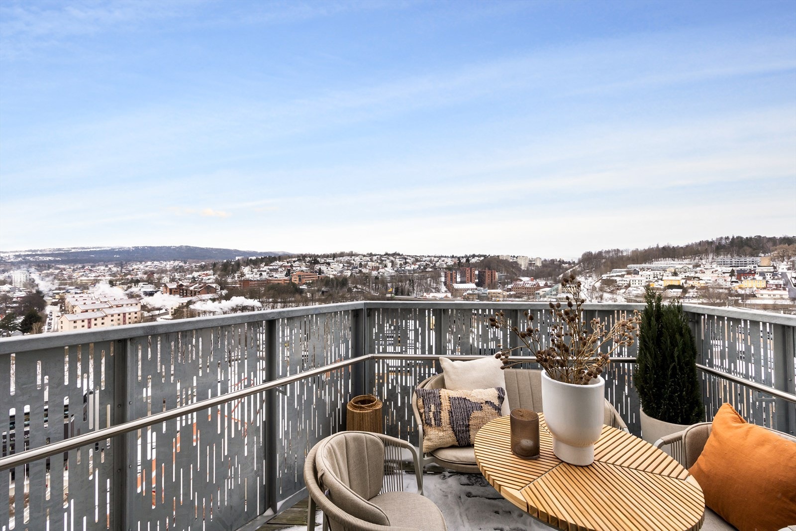 I vår- og sommerhalvåret blir balkongene en naturlig forlengelse av stuen og skaper perfekte rammer for hyggelige stunder med familie og venner. Galleribilde