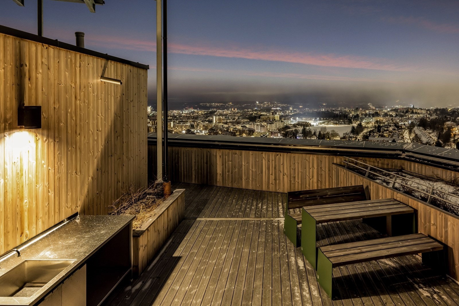 Beboerne har tilgang til en felles takterrasse, som fungerer som et sosialt samlingspunkt med flott utsikt og gode solforhold. Uteområdene er tilrettelagt for både trivsel og funksjonalitet, og gir et godt supplement til leilighetens private balkong. Galleribilde