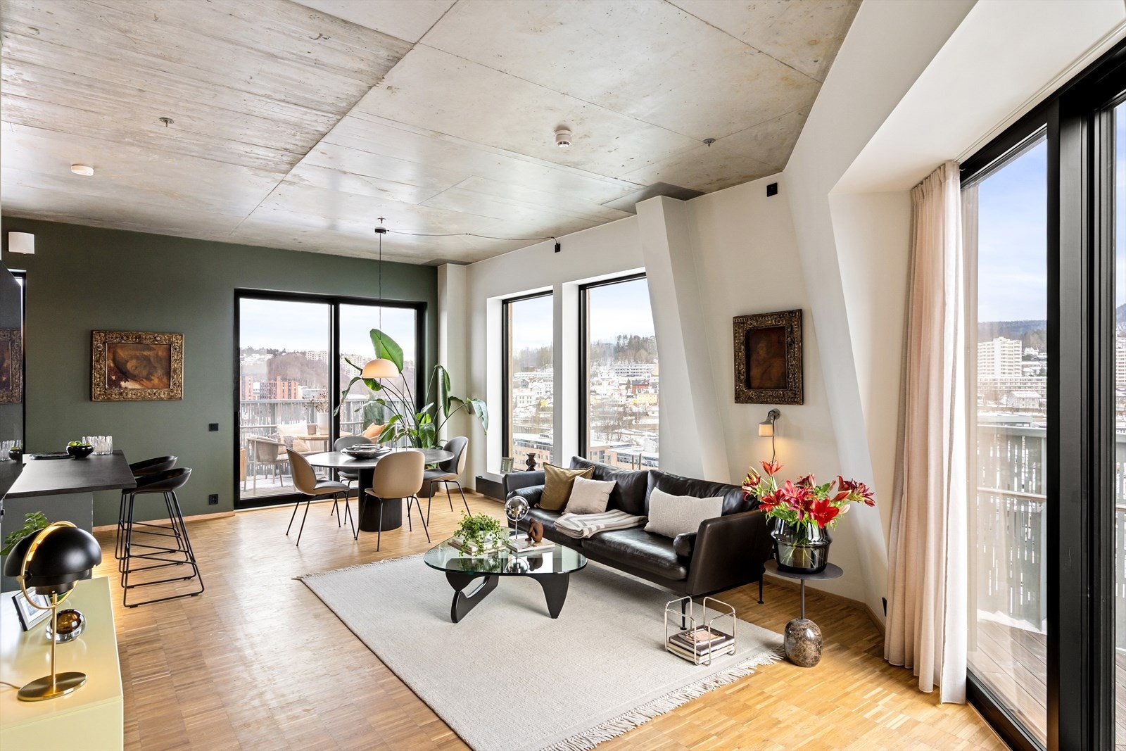 Den gjennomtenkte planløsningen gir flere møbleringsmuligheter med god plass til både sofagruppe, TV-møblement og spisebord med tilhørende stoler. Galleribilde