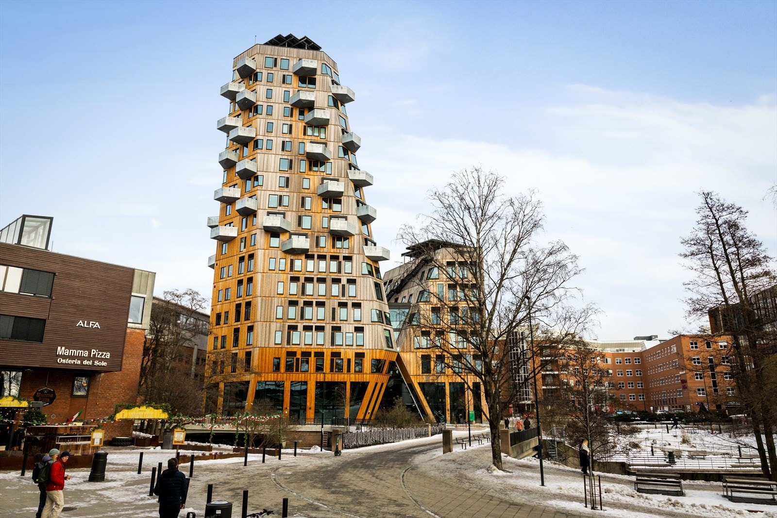 Bygget er utformet med høye miljøambisjoner og ble nominert til Byggenæringens Klimapris i 2022. Galleribilde