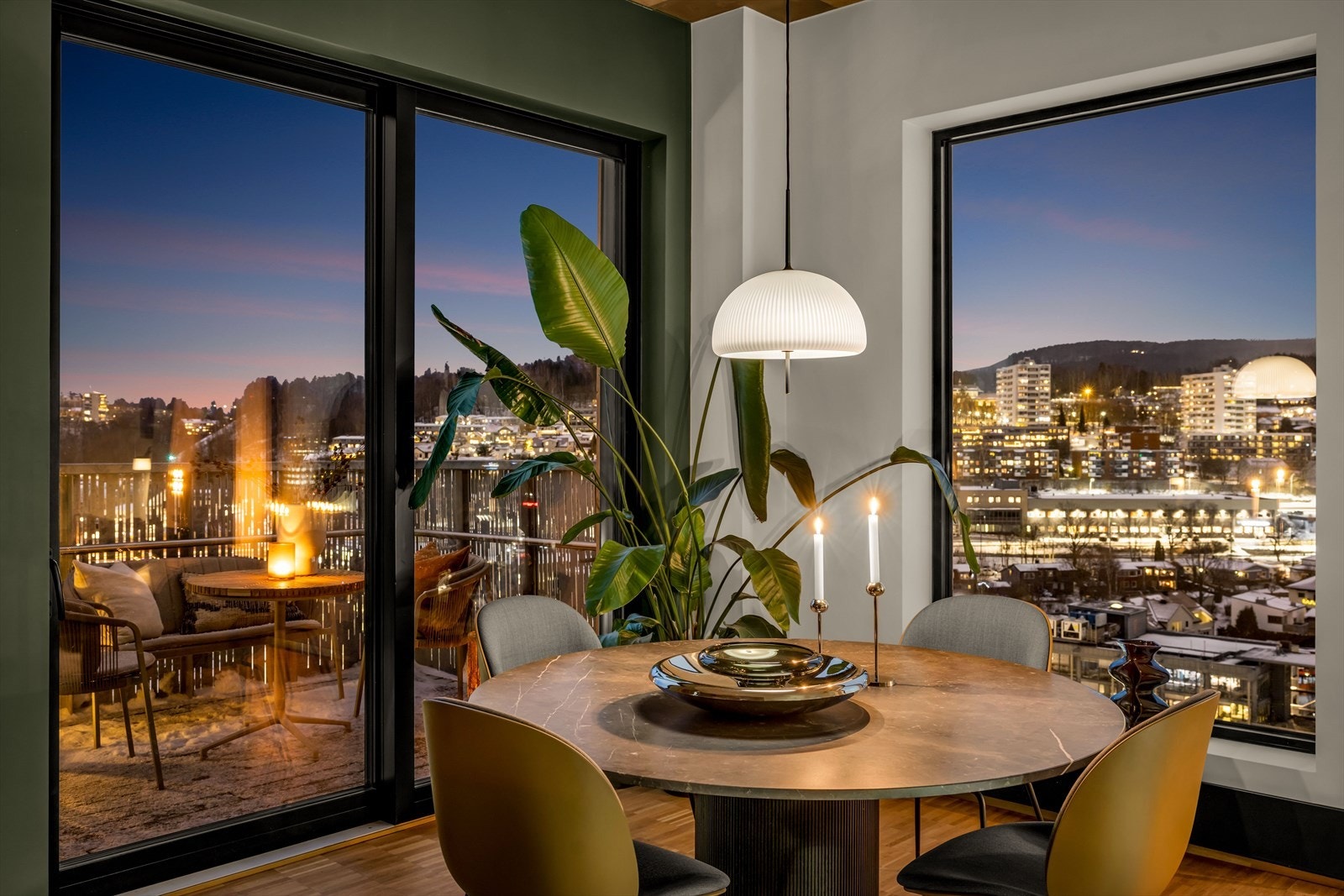 Sammen med varm belysning og gjennomtenkte fargevalg skapes en lun og behagelig stemning, perfekt for rolige kvelder eller hyggelige sammenkomster. Galleribilde