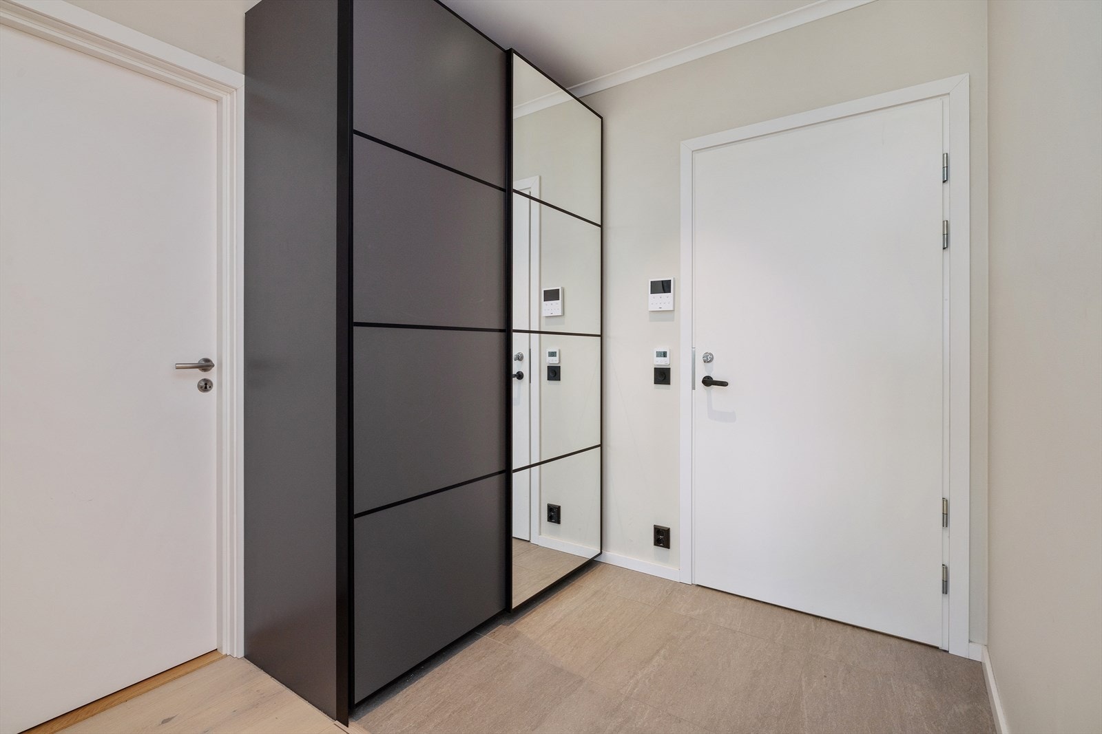 Gode oppbevaringsmuligheter i skyvedørsgarderobe, samt innvendig bod med direkte adkomst fra entré. Galleribilde