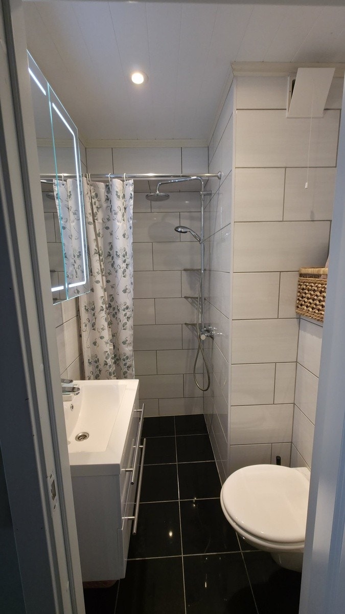 Bad med dusj og toalett Galleribilde