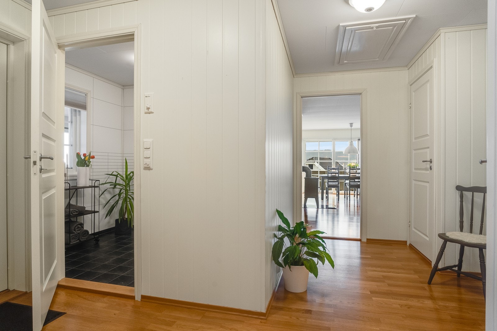 Leiligheten har en innvendige bod som er praktisk for oppbevaring og har opplegg for vaskemaskin. Galleribilde